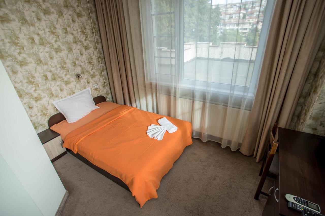 Park Hotel Ivailo เวลีคอเทอร์โนโว ภายนอก รูปภาพ